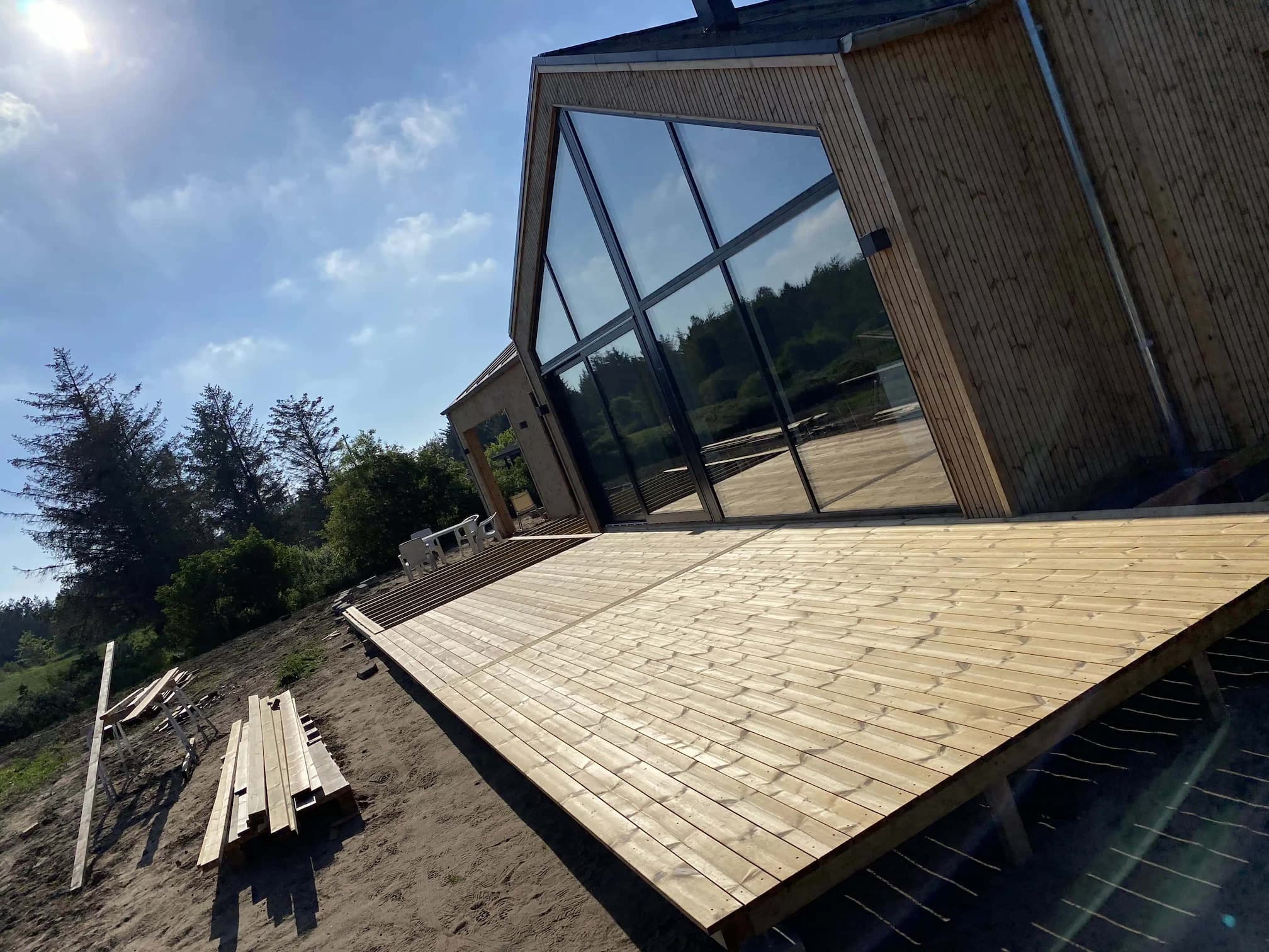 Nybyg af sommerhus Nordjylland - ny træterrasse i sammenhæng med nyt sommerhus.