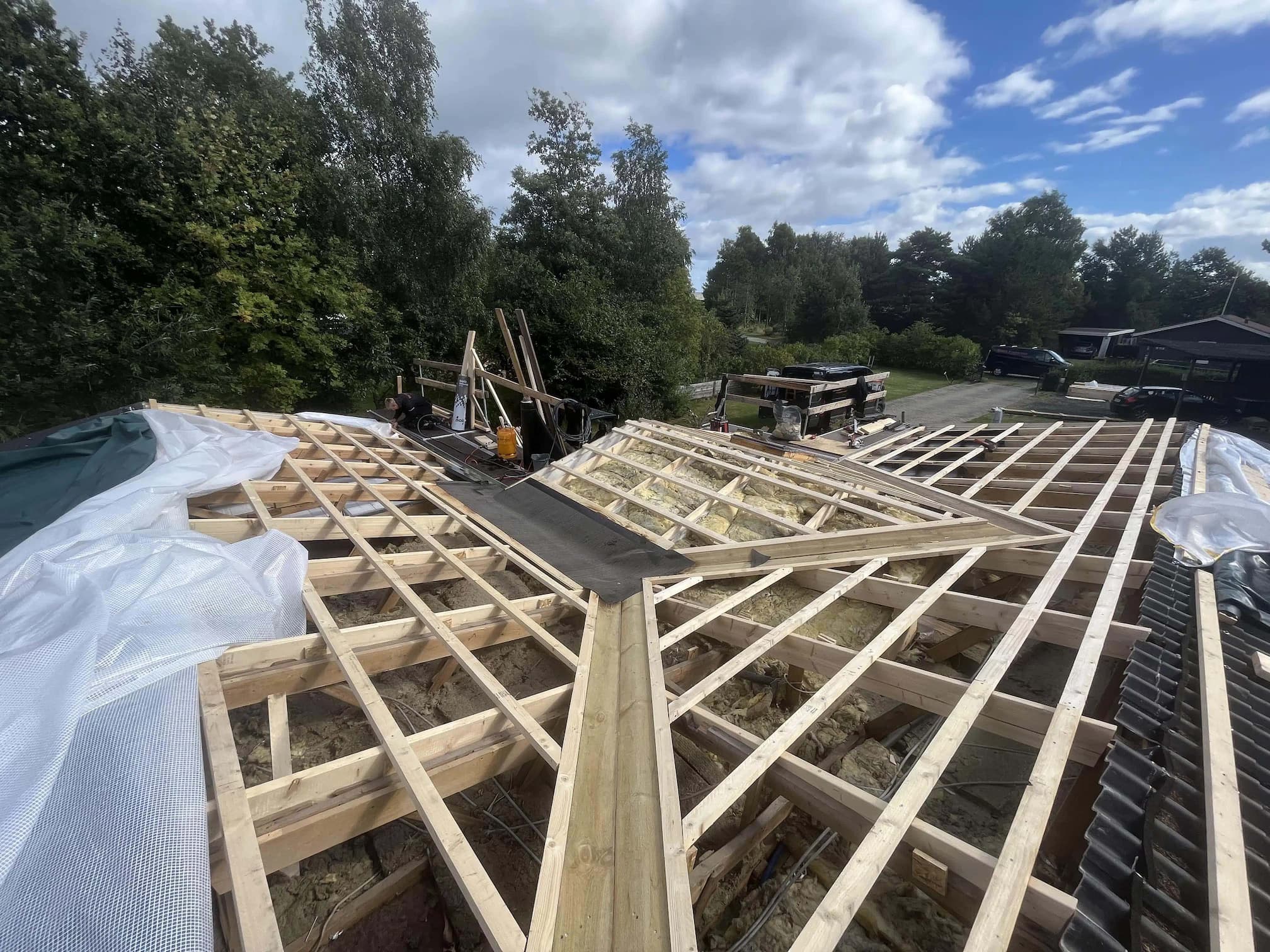 Sommerhus tag er ved at blive bygget i træ af Riber Production - Tømrer Kongerslev.